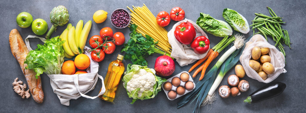 Várias frutas e hortaliças em referência a alimentação saudável. Atenção Primária à saúde.