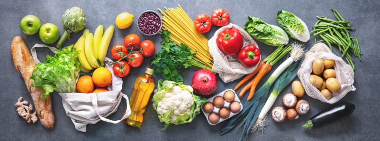 Varias frutas e hortaliças em referencia a alimentação saudável. Atenção Primária à saúde.