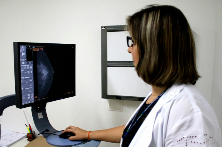 Médica faz laudo de radiologia para o combate de câncer