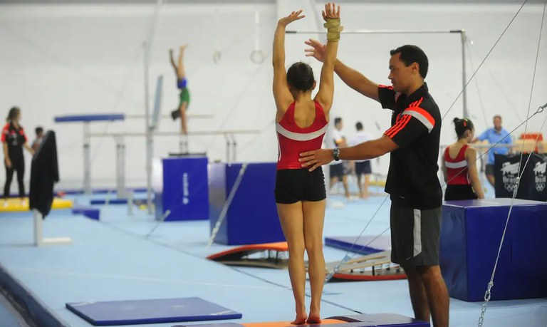 Mulher fazendo ginástica olímpica 